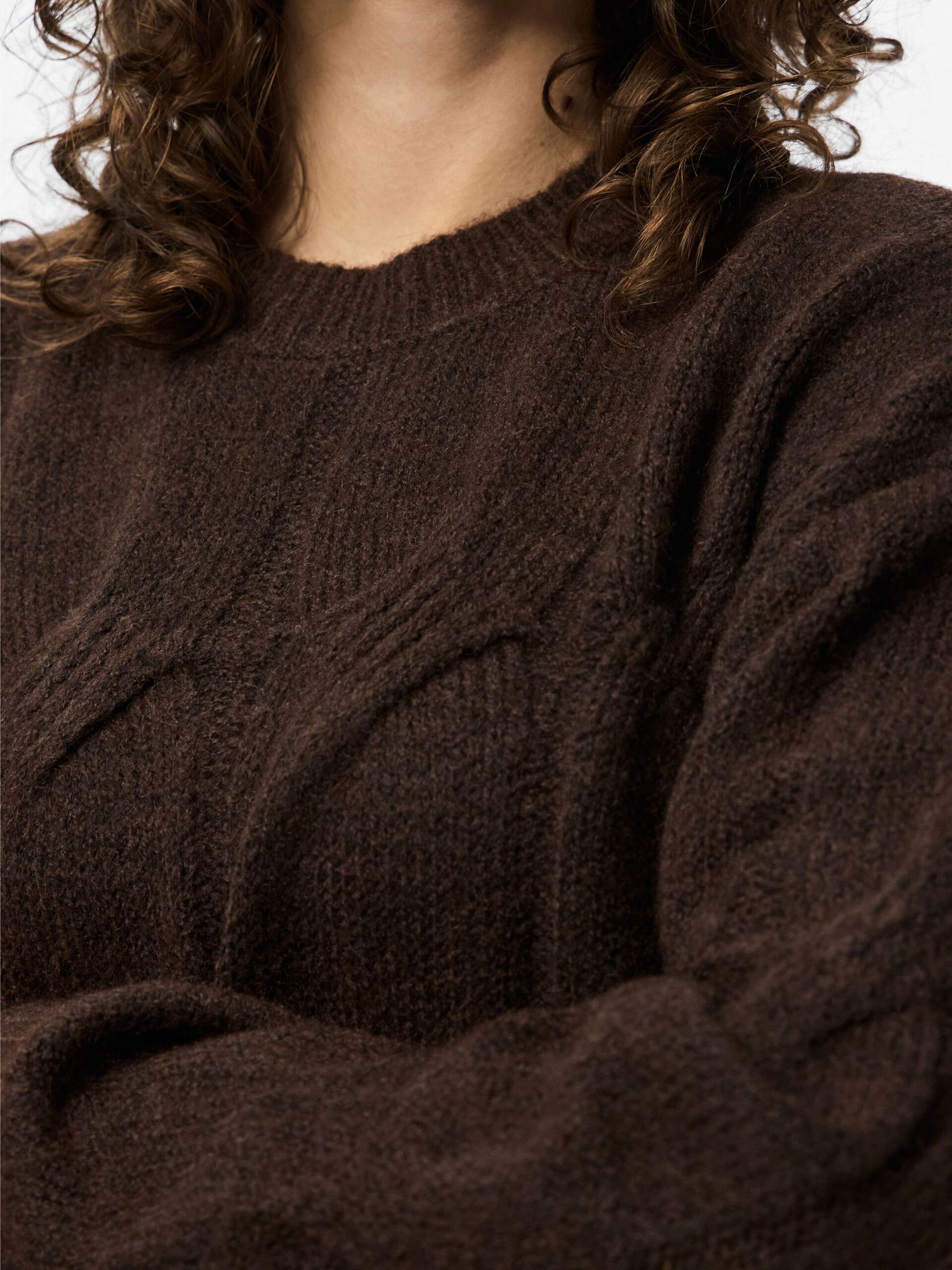 Carousel image - PCJENNA KABEL STRIKKET PULLOVER, Hot Fudge | 4