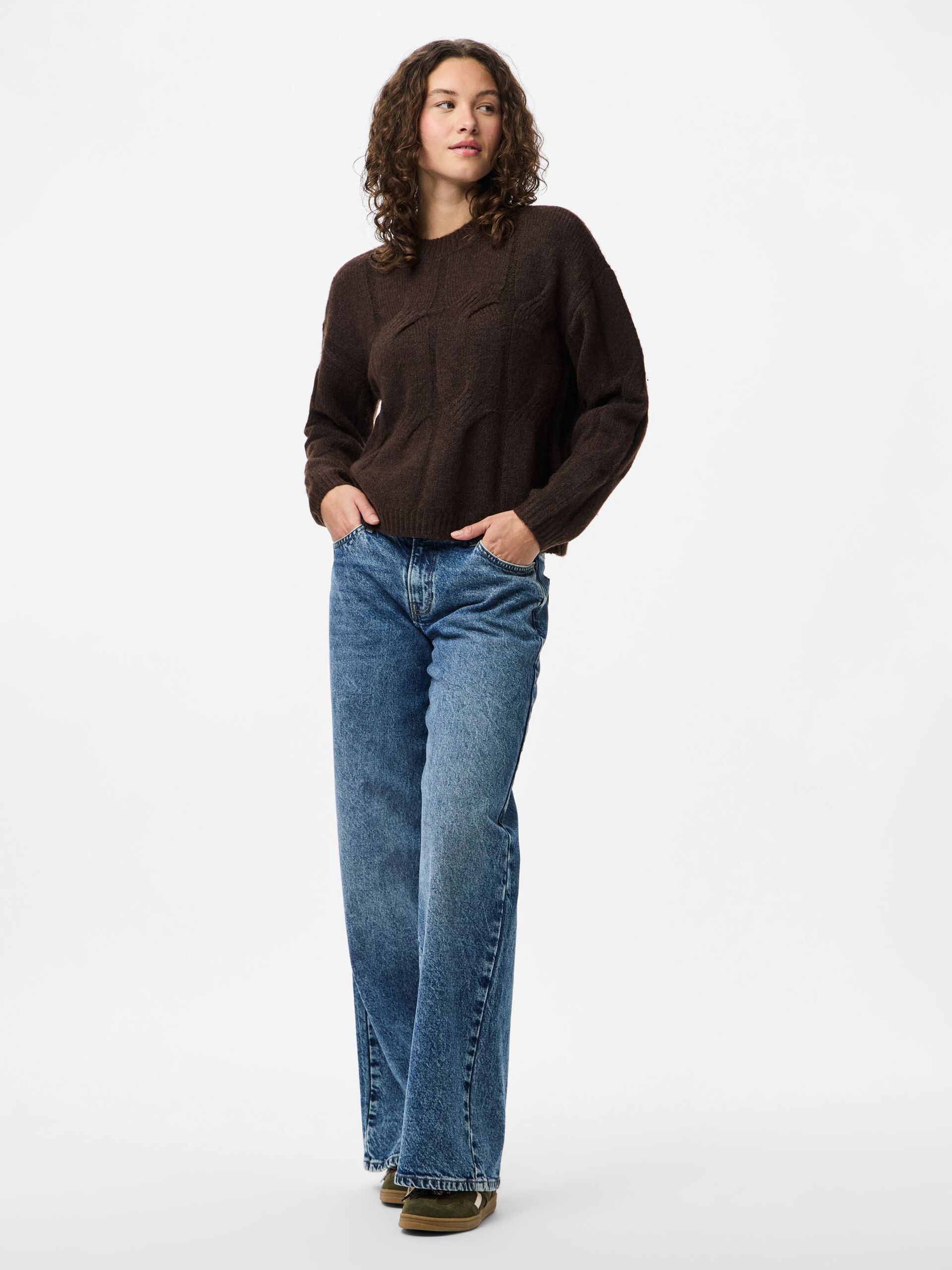 Carousel image - PCJENNA KABEL STRIKKET PULLOVER, Hot Fudge | 3