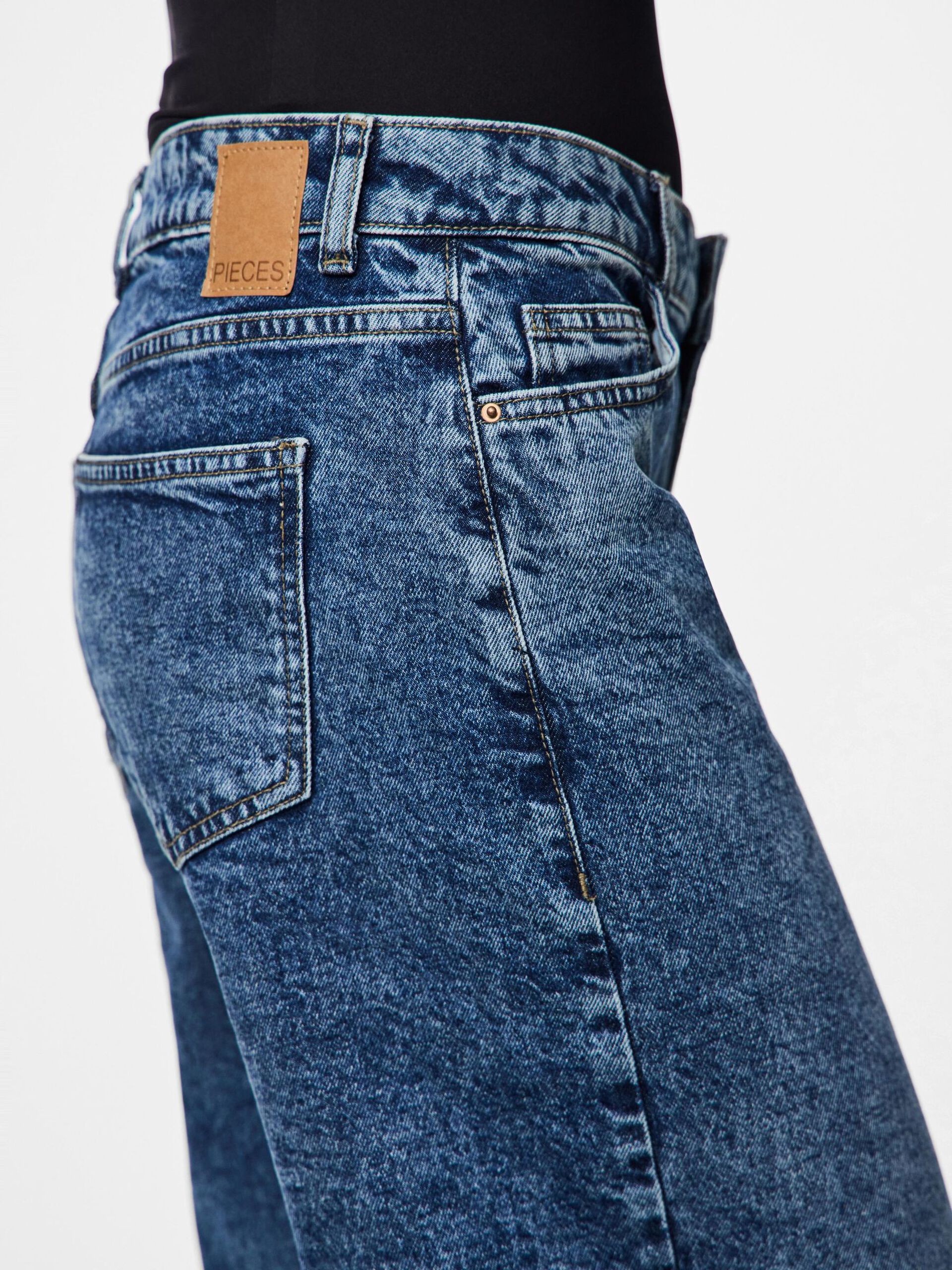 Carousel image - PCSELMA LW WIDE FIT JEANS, Medium Blue Denim | 4