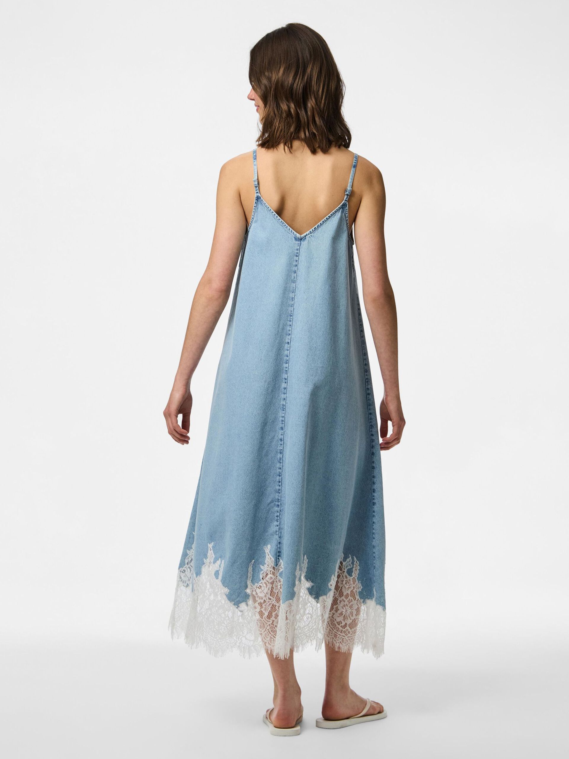 Carousel image - PCFENI - DENIM ORNÉ DE DENTELLE ROBE MI-LONGUE, Light Blue Denim | 3