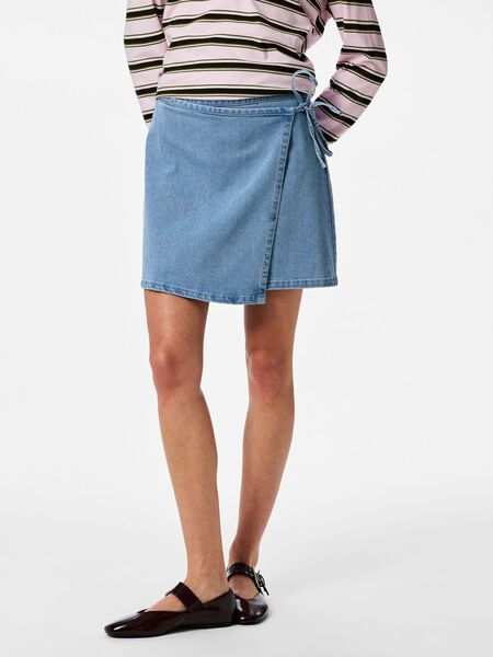Pieces PCFLORA MW WRAP DENIM MINI SKIRT, Light Blue Denim, highres - 17165234_LightBlueDenim_003.jpg