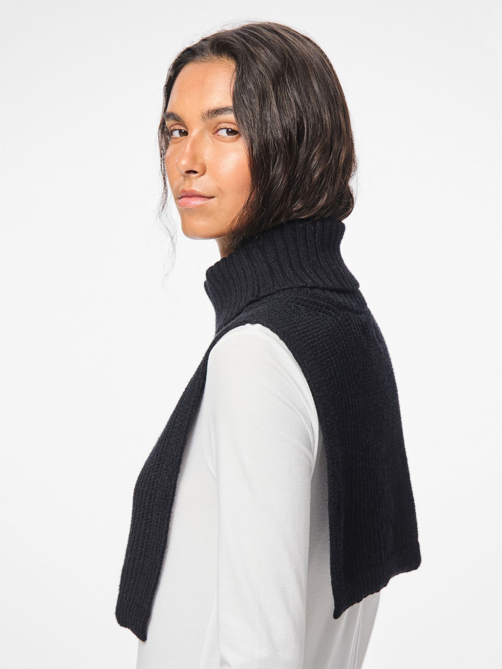 Carousel image - PCJANNI NECK WARMER, Black | 3
