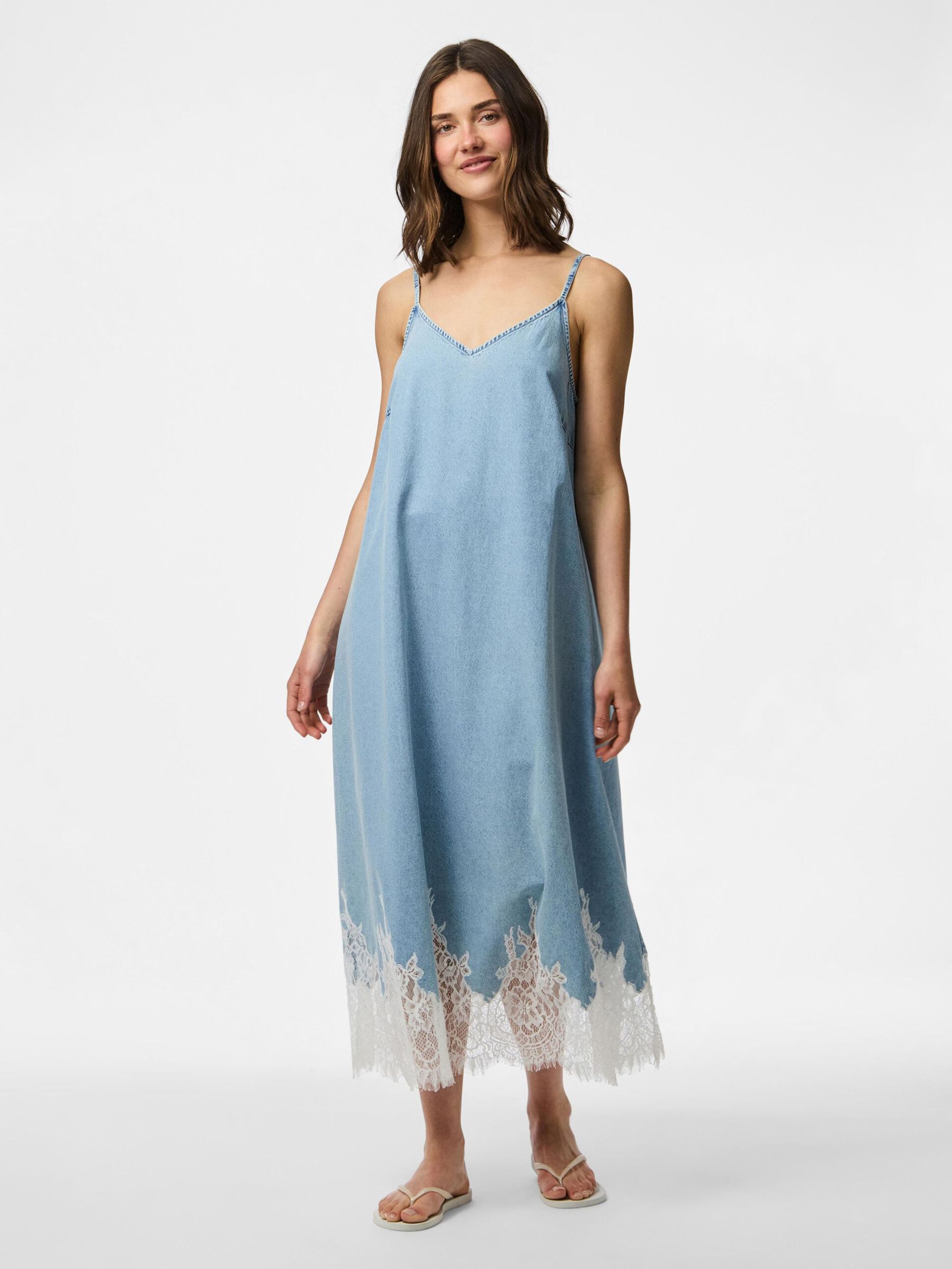 Carousel image - PCFENI - DENIM ORNÉ DE DENTELLE ROBE MI-LONGUE, Light Blue Denim | 4