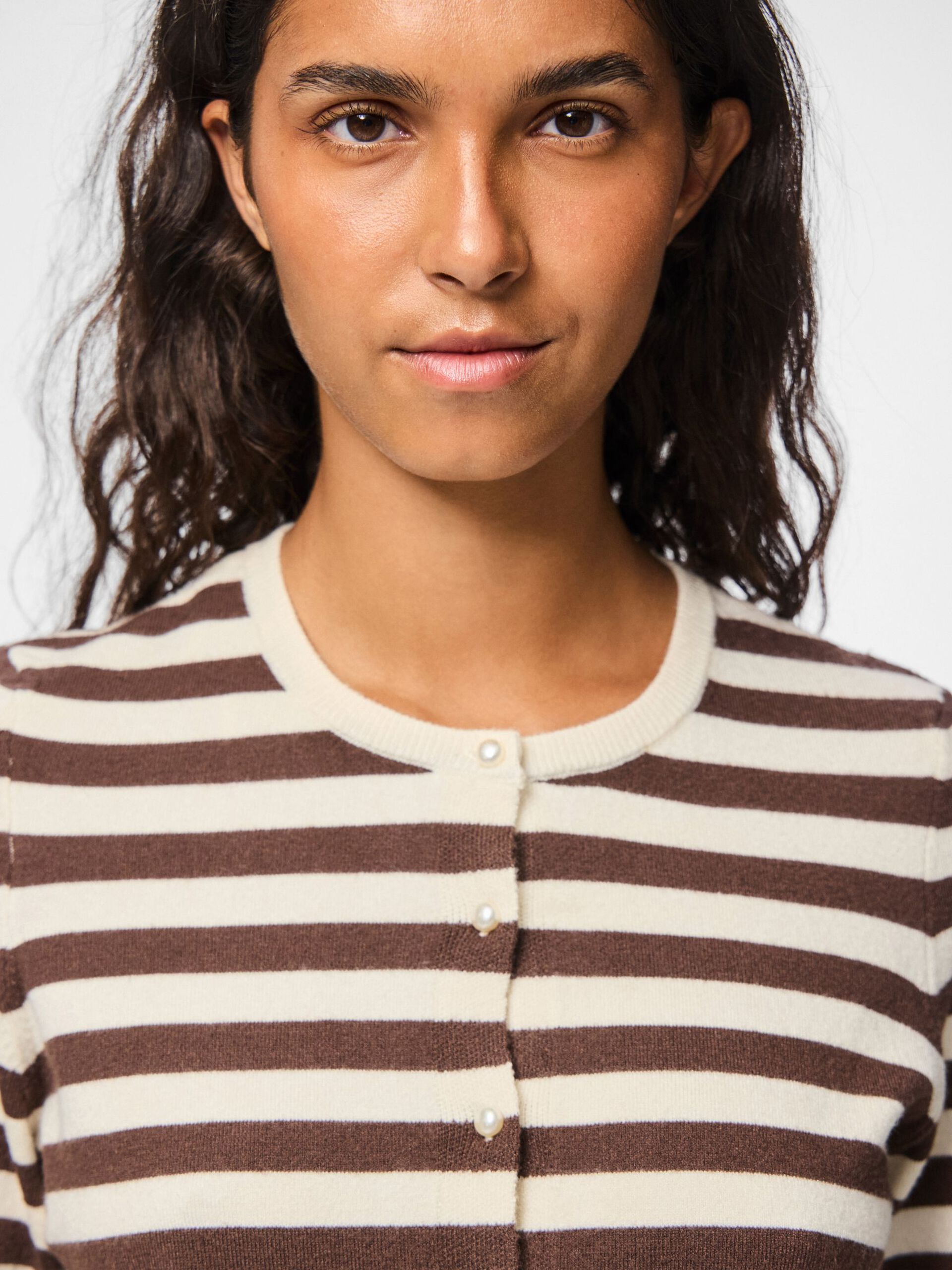 Carousel image - PCORINA STRICKJACKE, Hot Fudge | 4