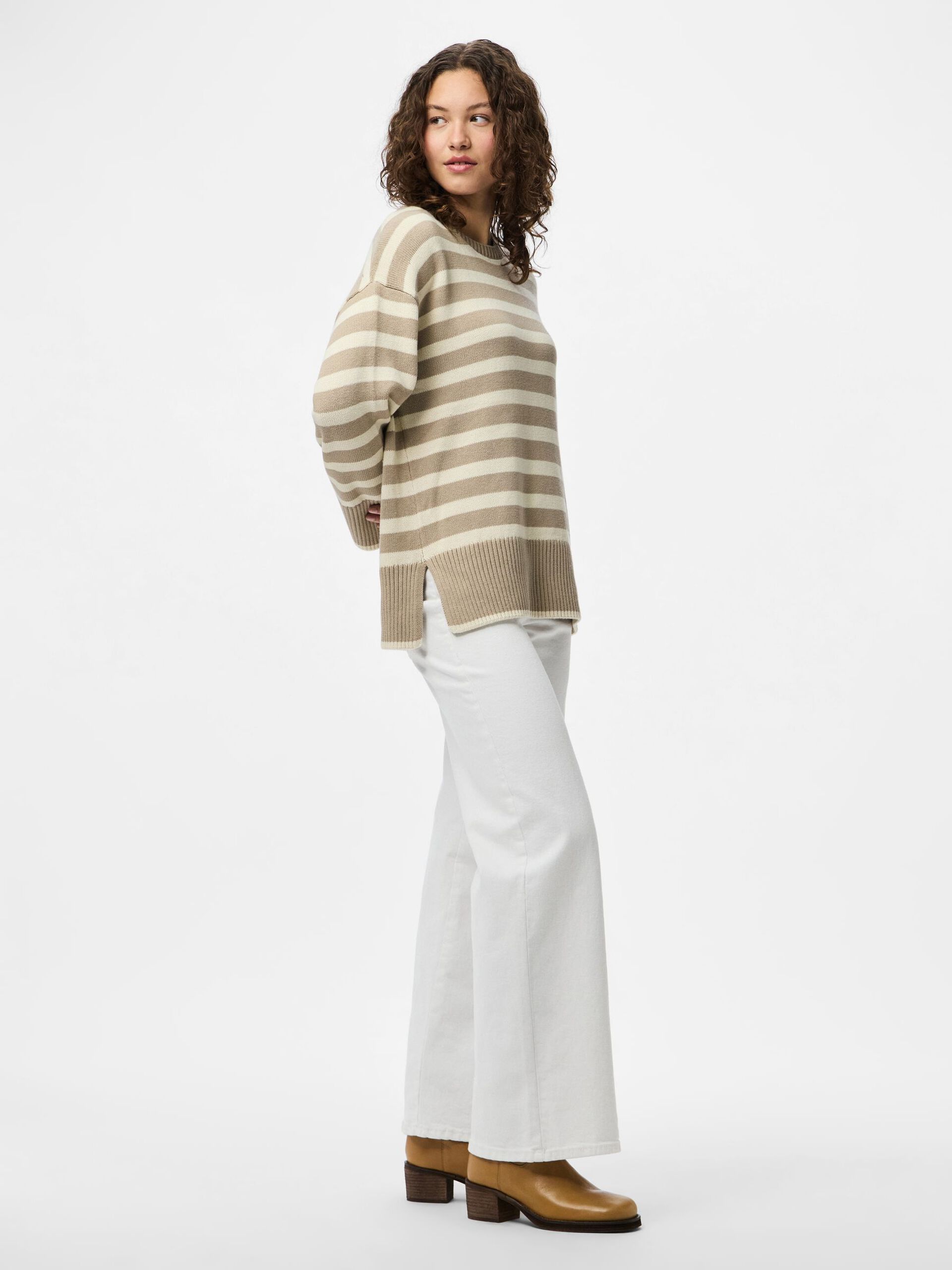 Carousel image - PCAVA SPLITT STRIKKET PULLOVER, Crockery | 5